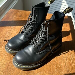 1460 Women’s Smooth Leather Lace Up Boots